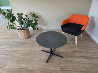 deux chaises et une table dans le coin d'une pièce