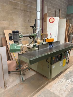 une machine posée sur une table dans une pièce