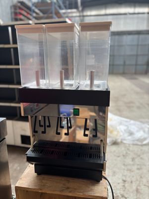 une machine posée sur une caisse en bois