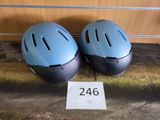 deux casques posés par terre l'un à côté de l'autre