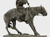 statue en bronze d'un homme à cheval sur fond blanc