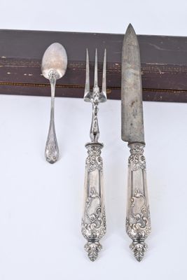 trois cuillères et un couteau sur une table