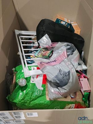 une boîte en carton remplie d'une multitude d'objets qui s'y trouvent
