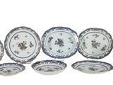 un ensemble d'assiettes et de tasses bleues et blanches posées sur une table