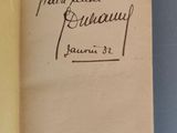 un vieux livre portant des annotations manuscrites, posé sur une table