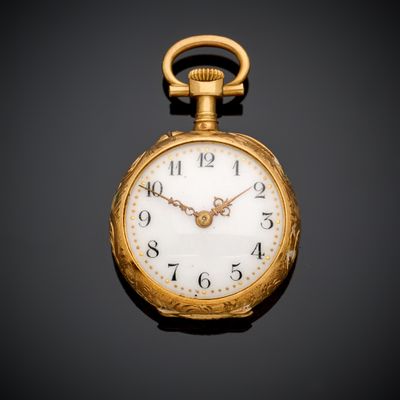 gros plan d'une montre de poche en or sur fond noir
