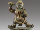 une image représentant une statue en bronze d'un homme tenant un oiseau dans la main