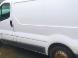 une camionnette blanche garée sur le bord de la route
