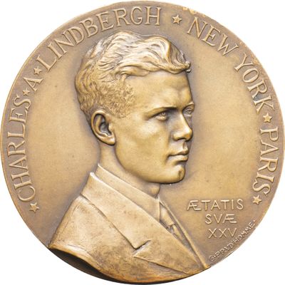 une image représentant une médaille de bronze sur laquelle figure le visage d'un homme