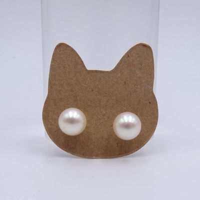 une boucle d'oreille en forme de chat ornée de perles