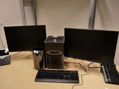 deux écrans d'ordinateur et un clavier sur un bureau