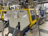 une machine qui se trouve à l'intérieur d'un bâtiment