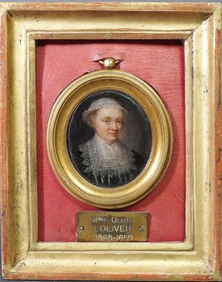 portrait d'une femme dans un cadre doré sur fond rouge