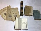 de nombreux livres anciens posés les uns à côté des autres sur une table