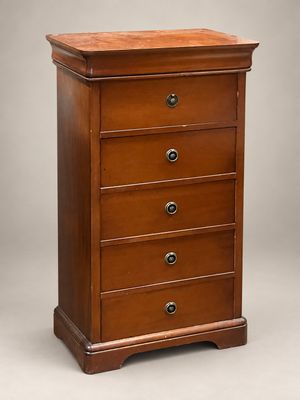 une commode en bois comportant quatre tiroirs de chaque côté