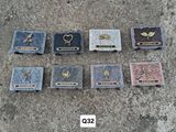 un ensemble de plaques posées au sol
