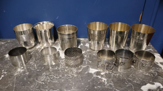 Lot comprenant 5 timbales en métal argenté, une timbale en argent...
