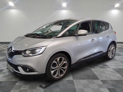 La nouvelle Renault C-Cross est garée dans un showroom