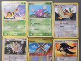 plusieurs cartes Pokémon empilées les unes sur les autres sur une table