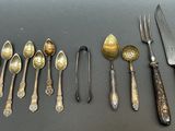 beaucoup de cuillères et de couteaux à cuillère sur la table