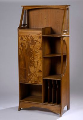 une photo d'une armoire en bois sur laquelle se trouve une horloge