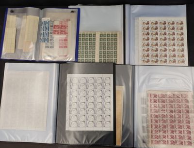 Plusieurs types de timbres sont disposés sur une table