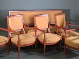 quatre chaises qui sont assises l'une à côté de l'autre