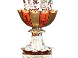 un vase posé sur un socle