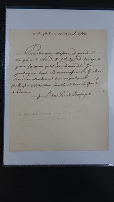 un gros plan d'un morceau de papier sur lequel on a écrit
