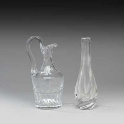 deux vases en verre posés l'un à côté de l'autre sur une table