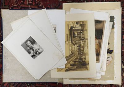 plusieurs vieilles photos représentant un homme et une femme assis sur un tapis