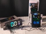 deux appareils électroniques posés sur une table