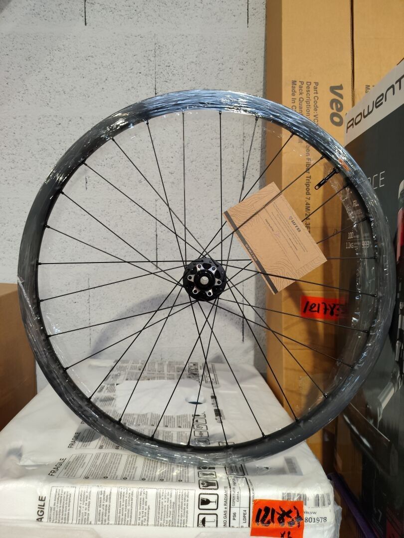 Jante arrière carbone de vélo 27,5" WTB CZR130 Réf. W045-0307 On joint : Casque vélo ABUS MTB Hidrop (Taille L 59-60 ...