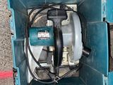 une petite boîte bleue contenant une pompe à eau