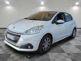 la voiture blanche est garée sur un sol en damier dans le garage