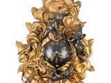 une horloge dorée et noire sur fond blanc