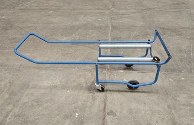 un chariot bleu posé par terre