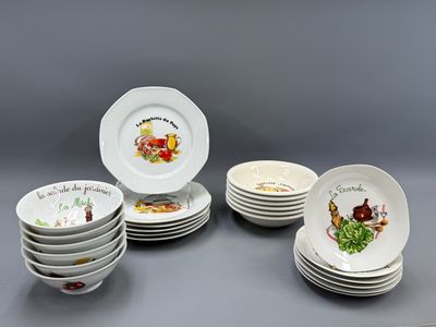un grand nombre d'assiettes posées sur une table