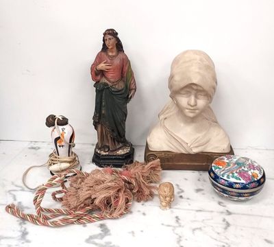 une statue représentant une femme assise à côté d'une statue représentant un homme