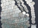 de nombreuses pièces d'argent sur une surface noire