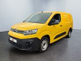 une camionnette jaune garée dans une pièce au sol noir