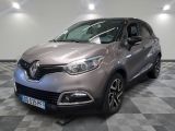 la voiture grise est garée sur un sol en damier dans le garage