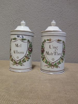 deux boîtes posées sur une table
