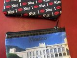 deux sacs à main aux motifs différents, posés sur une table