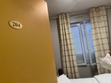 une femme en train de se prendre en photo dans une chambre d'hôtel