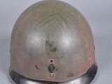 un vieux casque en argent percé d'un trou au milieu