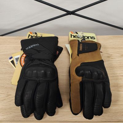 une paire de gants posée sur une table en bois