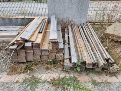 de nombreux morceaux de bois posés par terre les uns à côté des autres