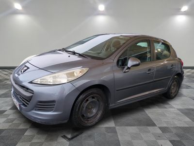 la photo d'une voiture argentée garée dans un garage