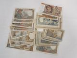 beaucoup de vieux billets de banque sur la table